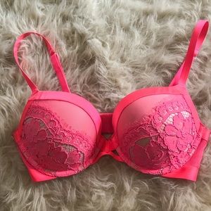 Very Sexy Victoria’s Secret Push-Up!